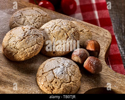 Haferflocken Cookies und Mutter Cookies mit crack Muster auf Schneidebrett Stockfoto