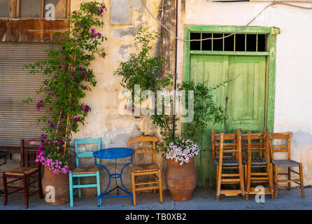 Gestapelte Stühle außerhalb der Griechischen Street Cafe, Agio Nikolaos, Kreta Stockfoto