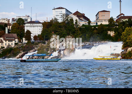 Rhein, Schweiz - 19. September 2018: Touristische Schiff am Rhein Anfahren der Rheinfall in der Schweiz Stockfoto