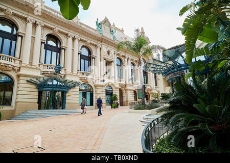 Monte Carlo, Monaco - September 23, 2018: Straße in der Nähe der weltberühmten Casino Monte Carlo in Monaco an einem bewölkten Tag Stockfoto