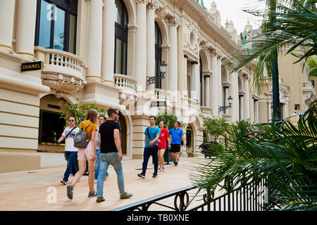 Monte Carlo, Monaco - September 23, 2018: Straße in der Nähe der weltberühmten Casino Monte Carlo in Monaco an einem bewölkten Tag Stockfoto