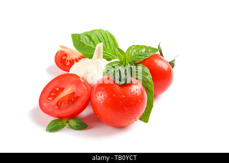 Frische Tomaten mit Basilikum und Knoblauch auf weißem Hintergrund. Reife Gemüse Stockfoto