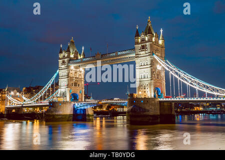 Beleuchtete Tower Bridge rechts nach dem Sonnenuntergang Stockfoto