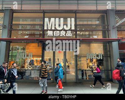 Apanese MUJI Flagship Store in New York in der Nähe von Times Square. MUJI ist eine japanische Firma, die im Einzelhandel verkauft eine breite Palette von Haushalts Stockfoto