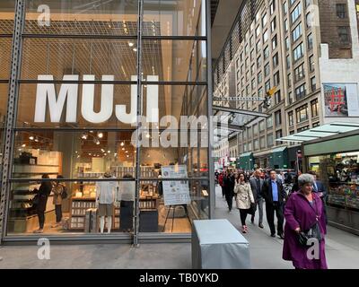 Apanese MUJI Flagship Store in New York in der Nähe von Times Square. MUJI ist eine japanische Firma, die im Einzelhandel verkauft eine breite Palette von Haushalts Stockfoto