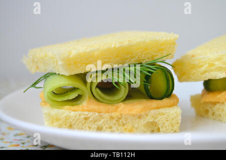Hummus und Gurke Sandwiches schließen Caption, Gurke Brötchen, frischen Dill, weißes Brot, hausgemachte Hummus Stockfoto