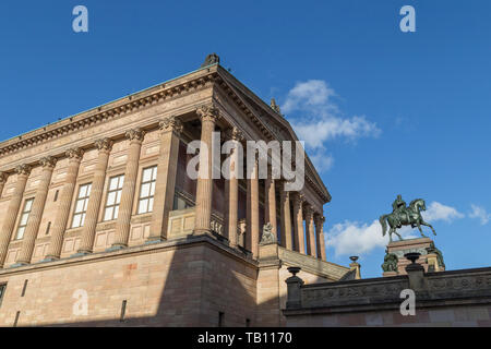 Eine Reiterstatue von Friedrich Wilhelm IV. Vor der Alten Nationalgalerie (Alte Nationalgalerie) auf der Museumsinsel in Berlin, Deutschland. Stockfoto