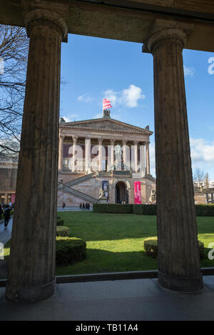 Alte Nationalgalerie (Alte Nationalgalerie) auf der Museumsinsel in Berlin, Deutschland. Von einem säulengang vor der Hof an einem sonnigen Tag gesehen Stockfoto