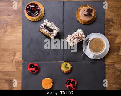 Ansicht von oben Foto von leckeren verschiedenen Bäckerei auf Holztisch. Frisch gebacken. Lecker speacilty. Leckere Desserts. Stockfoto