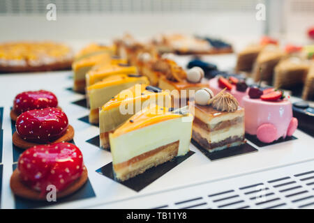 Auswahl an verschiedenen Kuchen im Cafe präsentieren. Vielzahl von Geschmacksrichtungen. Schokolade und Kuchen mit Früchten und Marmelade. Stockfoto