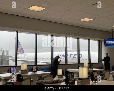 Newark/New Jersey - 7. Mai 2019: Passagiere warten in Newark Liberty International Airport. Stockfoto