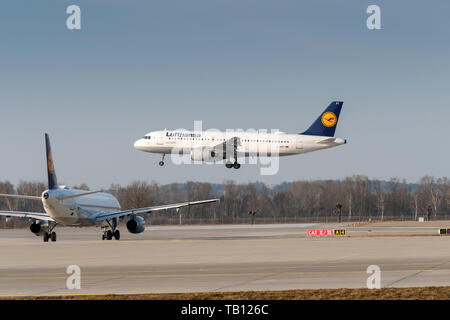 München, Deutschland - 28. 2019: Lufthansa Airbus A 320-211 mit dem Flugzeug Registrierung D-AIPT in der Annäherung an die nördliche Landebahn 26R von Th Stockfoto