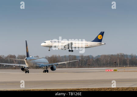 München, Deutschland - 28. 2019: Lufthansa Airbus A 320-211 mit dem Flugzeug Registrierung D-AIPT in der Annäherung an die nördliche Landebahn 26R von Th Stockfoto