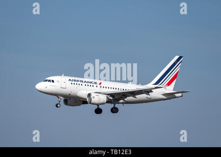 München, Deutschland - 28. 2019: Air France Airbus A 318-111 mit dem Flugzeug Registrierung F-GUGA in der Annäherung an die nördliche Landebahn 26R von t Stockfoto