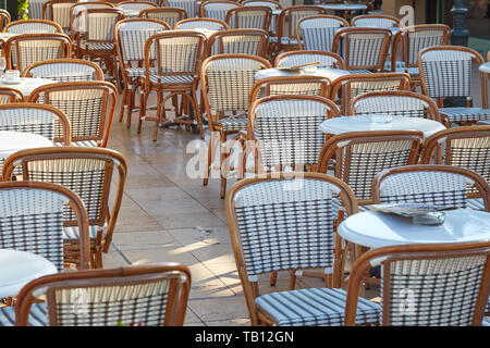 Café im Freien Tische und Stühle in einem sonnigen Sommertag Stockfoto