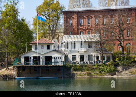 TURIN, Italien, 31. MÄRZ 2019: Cerea Ruderclub Gebäude und Terrasse mit Menschen, Po in Piemont, Turin, Italien. Stockfoto