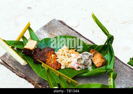 Traditionelle polynesische Gerichte mit Fisch auf Banana Leaf Stockfoto