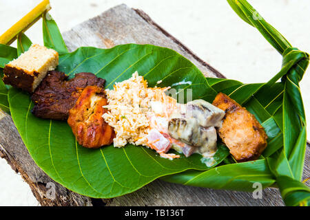 Traditionelle polynesische Gerichte mit Fisch auf Banana Leaf Stockfoto