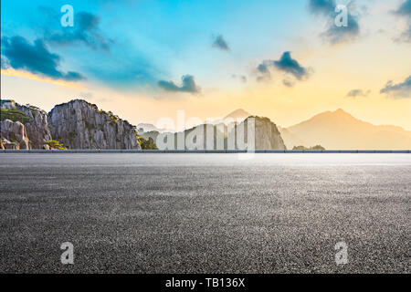 Asphalt und schöne huangshan Berge Natur Landschaft bei Sonnenaufgang Stockfoto