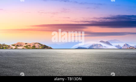 Asphalt und schöne huangshan Berge Natur Landschaft bei Sonnenaufgang Stockfoto