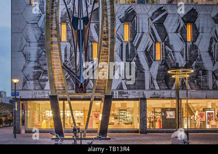 Rotterdam, Niederlande, 7. Mai 2019: Abend Blick auf Coolsingel Boulevard, mit dem Kaufhaus Bijenkorf, Naum Gabo Skulptur und eine neue Stockfoto