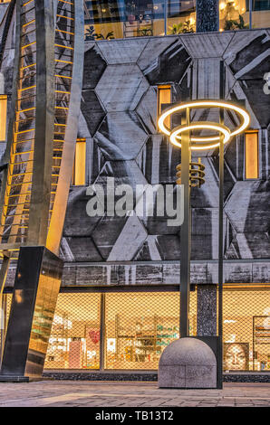 Rotterdam, Niederlande, 7. Mai 2019: Eine der neuen Laternen an Rekonstruierten Coolsingel Boulevard, neben dem Kaufhaus Bijenkorf und die Stockfoto