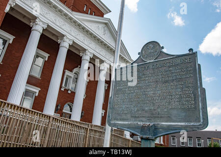 Opelika, Alabama/USA, 10. Mai 2019: Historische Marker vor der Lee County Courthouse Schuß an einem Niederländischen neigen. Stockfoto