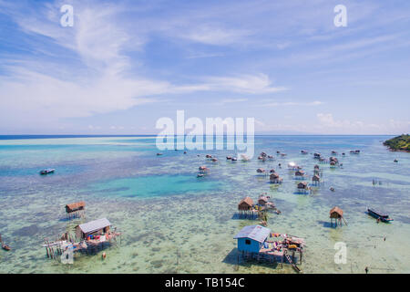 Schöne Luftaufnahme borneo Sea Gypsy Water Village in Mabul Bodgaya Insel, Malaysia. Stockfoto