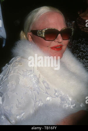 Beverly Hills, Kalifornien, USA, 9. Mai 1994 Sängerin Peggy Lee nimmt die Gesellschaft der Sänger Auszeichnungen ehren Peggy Lee mit Lifetime Achievement Award am 9. Mai 1994 Im Beverly Hilton Hotel in Beverly Hills, Kalifornien, USA. Foto von Barry King/Alamy Stock Foto Stockfoto