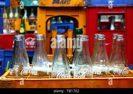 ANTIPOLO CITY, Philippinen - 21. MAI 2019: Stapel der leeren alkoholfreie Getränke oder Sodaflasche in ihren Fällen in einer Lagerhalle. Stockfoto