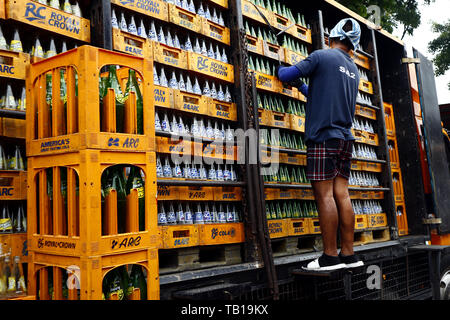 ANTIPOLO CITY, Philippinen - 21. MAI 2019: Stapel der leeren alkoholfreie Getränke oder Sodaflasche in ihren Fällen in einer Lagerhalle. Stockfoto