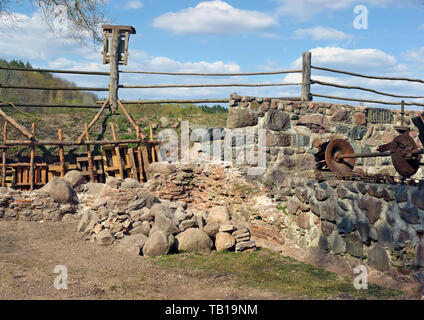 Archäologische Ausgrabungen und Untersuchungen der steinerne Ruinen in einer alten Wassermühle sonniger Frühlingstag ländliche Landschaft Stockfoto