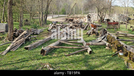 Archäologische Ausgrabungen und Untersuchungen von Holz- Ruinen in einem alten wind Mühle sonniger Frühlingstag ländliche Landschaft Stockfoto