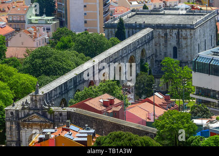 Panoramablick auf das Luftbild von Lissabon, Portugal mit Aquädukt Stockfoto
