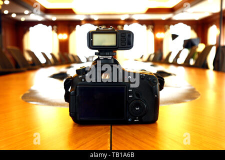 Foto von einer Digitalen Spiegelreflexkamera auf einem Konferenztisch Stockfoto