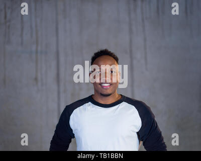 Porträt der jungen afrikanischen amerikanischen männlichen Architekten auf der Baustelle bei der Prüfung von Dokumenten und Business Workflow in neuen Anlauf Büro Stockfoto
