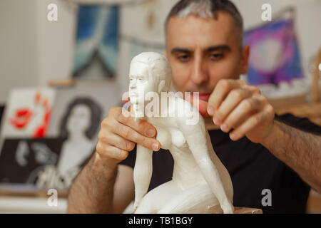 Bildhauer, die Figur des Mädchens aus weißem Ton Stockfoto