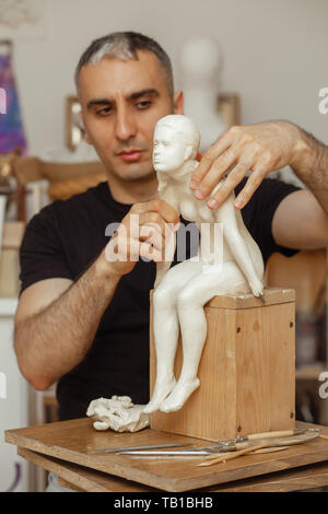 Bildhauer, die Figur des Mädchens aus weißem Ton Stockfoto