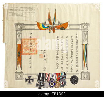 Naval chief Personal Arzt Dr. Leonhard Meyer - Dekorationen und Dokumente gruppieren, 5-teilig Medaillen bar mit Preußen: Eisernes Kreuz 2.Klasse 1914, Deutsches Reich: Südwest Afrika Gedenkmedaille aus Stahl, Bayern: militärische Verdienste um 4.Klasse mit Schwertern (Weiss, Gold), Jubilee Medal 1905 und China: Li Yuen hing Medaille für Verdienste um das Rote Kreuz in Silber für die Wuchang Aufstand 1911. Ein Jahrhundert - Additional-Rights Clearance-Info - Not-Available Stockfoto