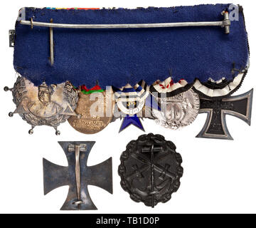 Naval chief Personal Arzt Dr. Leonhard Meyer - Dekorationen und Dokumente gruppieren, 5-teilig Medaillen bar mit Preußen: Eisernes Kreuz 2.Klasse 1914, Deutsches Reich: Südwest Afrika Gedenkmedaille aus Stahl, Bayern: militärische Verdienste um 4.Klasse mit Schwertern (Weiss, Gold), Jubilee Medal 1905 und China: Li Yuen hing Medaille für Verdienste um das Rote Kreuz in Silber für die Wuchang Aufstand 1911. Ein Jahrhundert - Additional-Rights Clearance-Info - Not-Available Stockfoto