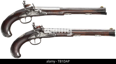 Ein paar Deluxe flintlock Pistolen, Bartholomäus Daisenberger in München, ca. 1750, zweistufige Fässer, achteckigen dann Runde nach einem gemeißelt Gürtel, mit sieben-groove rifled Bohrungen in 15 mm Kaliber. Bei den Hosen Gold - gesäumt von Marken mit "B. Dais. B.' oben Darstellung eines Dachs. V-förmigen hinteren Sehenswürdigkeiten, das Erz vor Sehenswürdigkeiten in der Form von 3-dimensionalen Schwäne' Kopf. Sicherungsplatte mit runden, flachen Bauweise und fein gravierte Darstellung eines Kavallerist ein Türke aus seinem Sattel, von rocaille Dekoration umgeben. Unterhalb der, Additional-Rights - Clearance-Info - Not-Available Stockfoto