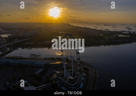 Sonnenaufgangsszene der Landinfrastruktur und des Wassers der Meerenge von Singapur. Stockfoto