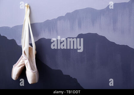 Hängende Ballett Schuhe auf graue Wand Stockfoto