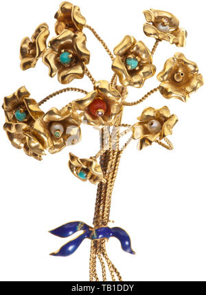 Eva Braun - eine dekorative Brosche in Form einer Blume Bukett, Gold, Halbedelsteinen, Perlen und blauer Emailfarbe. Die feinen Juwelier Handwerkskunst, vier Steine/Perlen fehlt, kleine Emaille beschädigt, Reverse attachment Pin. Länge 11 cm, Gewicht 105 g. Ohne Stempeln oder Juwelier Signatur. Diese Brosche ist auf Seite eins von Eva Brauns vom 26. Oktober 1944 zuletzt geschrieben und beschrieben als "Frau Ilse Fucke-Michels (Eva Braun's Schwester) - 1 Strauß von Margherita' Bukett'' erwähnt. Vgl. Nerin E. Gewehr, Eva Braun - Hitler, Blick und Bild Verlag, Kevelaer 1968, S. 176. Wie bei den meisten von Eva Br, Editorial-Use - Nur Stockfoto