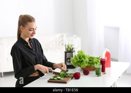 Junge Frau eine gesunde Smoothie zu Hause Stockfoto