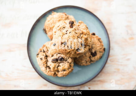 Obst Scones - frisch gebackene Scones, Rosinen und Zimt auf vintage Platte Stockfoto