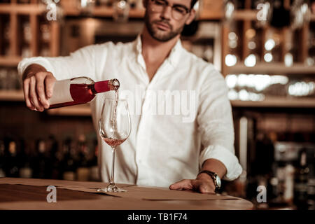 Foto fokussiert auf die männliche Hand, die Flasche Stockfoto