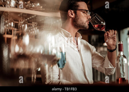 Der dunkelhaarige Mann, dass das Trinken von Alkohol Stockfoto