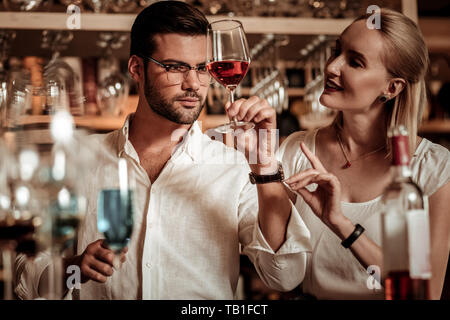 Konzentriert brunette männliche Person im Glas starrte Stockfoto