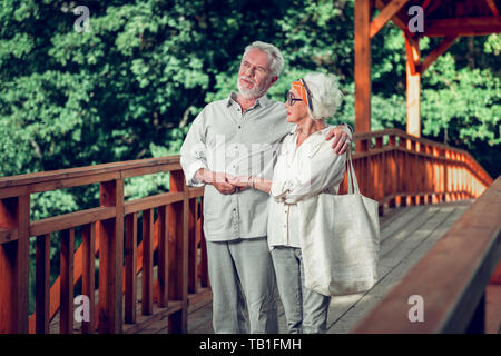 Schöner Mann zärtlich umarmen den charmanten Altern schöne verführerische Frau Stockfoto